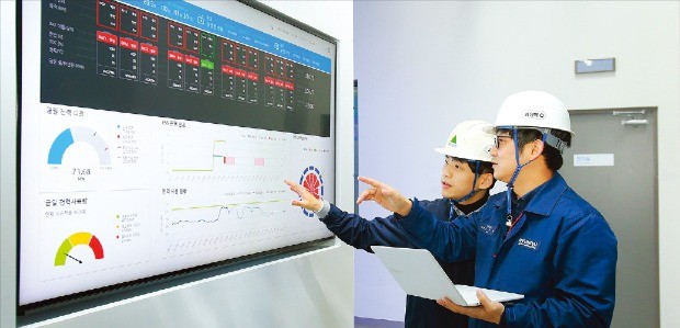 현대중공업 직원들이 ESS센터에서 공장 내 에너지 현황을 확인하고 있다. /현대중공업 제공
 