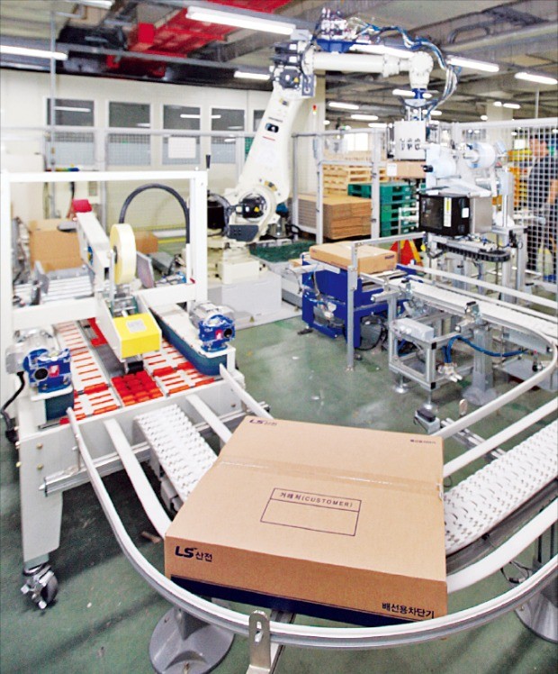 LS산전의 포장 로봇이 생산이 끝난 제품을 품목별로 분류해 포장하고 있다. /LS 제공 
