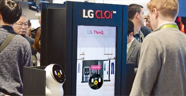 지난 1월 미국 라스베이거스에서 열린 세계 최대 전자쇼 ‘CES 2018’에서 관람객들이 LG전자의 홈 로봇 ‘클로이’를 살펴보고 있다. /LG전자 제공
 