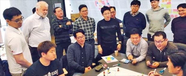 핀란드 알토대 이그제큐티브MBA(EMBA) 과정을 이수하는 직장인들이 영어로만 수업하는 강남캠퍼스에서 지도교수가 지켜보는 가운데 주말수업 학습 활동을 하고 있다. 서울과학종합대학원 제공 