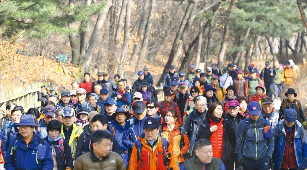 [건강한 인생] 날 풀렸다고 준비 없이 산행하면… 겨우내 굳은 관절 여기저기 '삐끗'