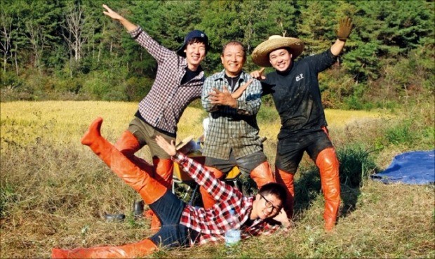 박종범 농사펀드 대표(왼쪽)와 직원들이 농부(가운데)와 농사일을 마친 뒤 환하게 웃고 있다. 