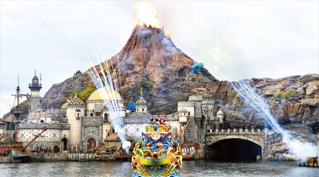 35주년을 맞아 미키마우스와 친구들이 화려하게 장식된 배를 타고 등장하는 수상공연.
 