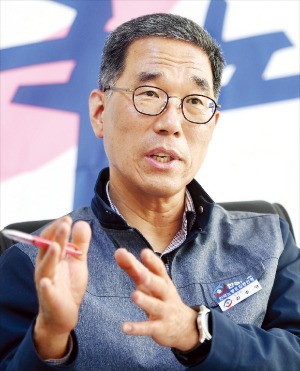 김주영 한국노총 위원장은 최근 진행 중인 사회적 대화와 관련해 “4월은 대화기구 출범을 위한 마지막 골든타임”이라며 “이달 내 합의되지 않으면 노사정대표자회의에서 탈퇴하겠다”고 말했다.  /허문찬 기자 sweat@hankyung.com