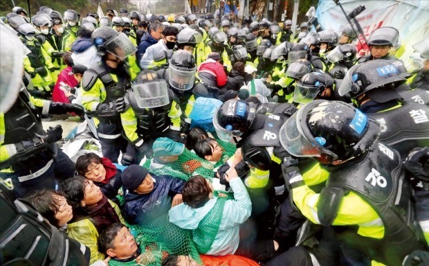 23일 경북 성주 사드 기지로 향하는 길목인 진밭교. 경찰이 3000여 명의 병력을 투입해 이곳에서 사드 기지 내로 물자가 반입되는 것을 막기 위해 농성을 벌이던 시위대 200여 명을 해산시키고 있다. 연합뉴스