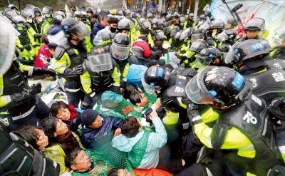 200명에 끌려다닌 경찰… 1년 만에 사드 시위대 강제해산