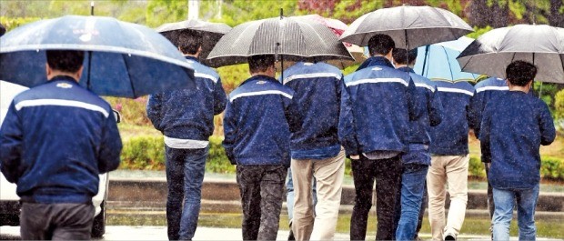 한국GM 노사가 23일 복리후생 축소 등이 담긴 자구안에 잠정 합의했다. 자구안은 노조원 찬반 투표를 거쳐 최종 확정된다. 한국GM 인천 부평공장 직원들이 이날 낮 점심식사를 마친 뒤 생산라인으로 복귀하고 있다.  허문찬 기자 sweat@hankyung.com