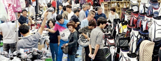 골프 및 레저 관련 용품을 값싸게 장만할 수 있는 ‘한경 송도 골프&레저박람회’가 오는 26일부터 나흘간 인천 송도 송도컨벤시아 1, 2전시장에서 열린다. 골프는 물론 캠핑&낚시 특별관도 마련되는 등 볼거리가 그 어느 때보다 풍성하다. 사진은 지난해 행사 현장. 한경DB