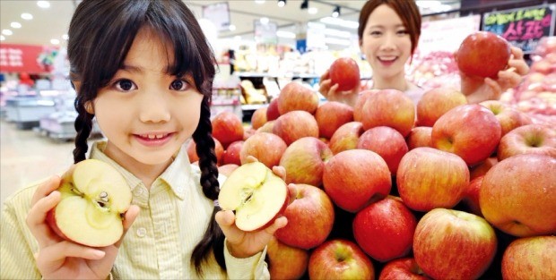 "갓 수확한 맛" 롯데마트, CA저장 사과 첫 선 