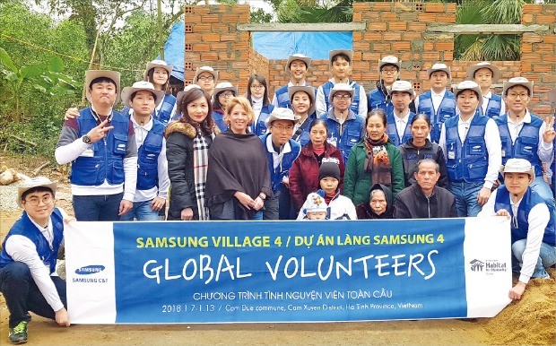 삼성물산 건설부문은 베트남에서 글로벌 주거환경 개선사업인 ‘삼성 마을(samsung village)’ 조성 봉사활동을 하고 있다. 마을 주민들과 삼성물산 직원들이 ‘삼성 마을’에서 기념촬영을 하고 있다. /삼성물산 제공