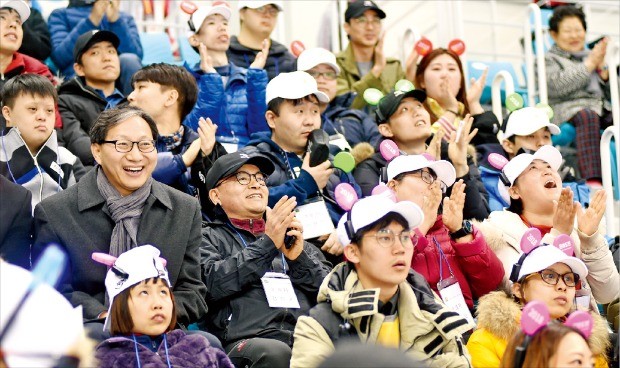 김성주 국민연금공단 이사장(둘째 줄 왼쪽)과 임직원들이 지난달 중증 장애인들과 함께 2018 평창동계패럴림픽 경기장을 찾아 경기를 관람하고 있다. /국민연금공단 제공 