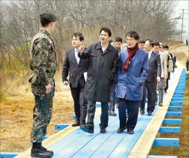 남북 정상, 도보다리까지 단둘이 '산책 회담'