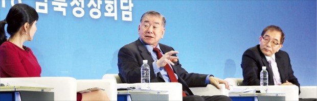 문정인 외교안보특보(가운데)가 26일 경기 고양시 킨텍스 메인프레스센터에서 열린 ‘남북 정상회담 논의방향과 북·미 정상회담에 미칠 영향 3차 토론회'에서 발언하고 있다. 왼쪽부터 사회자인 김소영 로이터 서울지국장, 문 특보, 이근 서울대 교수.  /연합뉴스 