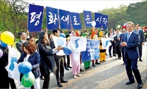 8시6분, 환송하는 청와대 직원들