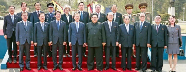 문재인 대통령과 김정은 북한 국무위원장이 27일 정상회담 시작에 앞서 수행원들과 기념사진을 찍고 있다. 이날 촬영은 예정에 없었으나 문 대통령이 즉석 제안해 이뤄졌다. 앞줄 왼쪽부터 남측 서훈 국가정보원장, 정의용 청와대 안보실장, 임종석 대통령 비서실장, 문 대통령, 북측 김정은, 김영남 최고인민회의 상임위원장, 김영철, 이수용, 최휘 당중앙위원회 부위원장, 김여정 당중앙위원회 제1부부장. 뒷줄 왼쪽부터 남측 윤영찬 청와대 국민소통수석, 주영훈 경호처장, 조명균 통일부 장관, 정경두 합참의장, 강경화 외교부 장관, 송영무 국방부 장관, 북측 이선권 조국평화통일위원장, 이용호 외무상, 이명수 총참모장, 박영식 인민무력상. 한국사진공동취재단