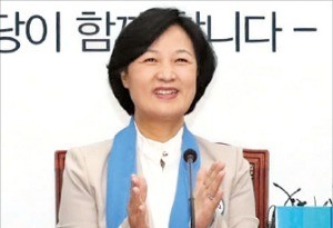 추미애 더불어민주당 대표가 27일 남북한 정상회담을 시청하면서 박수치고 있다. 연합뉴스