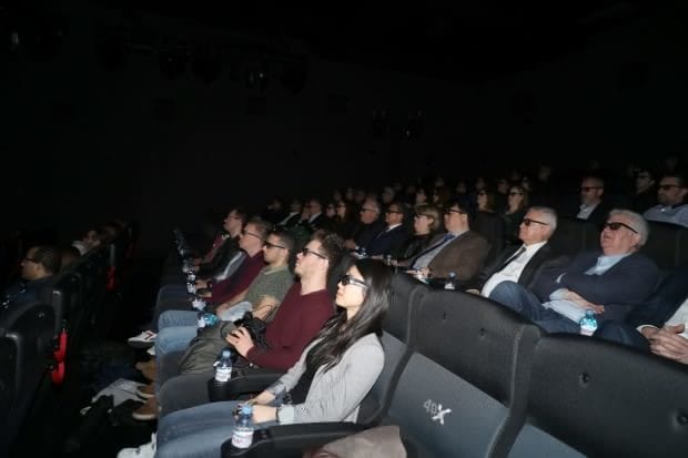 지난 3일 프랑스 파테 벨레핀 극장에서 4DX를 관람 중인 현지인들.