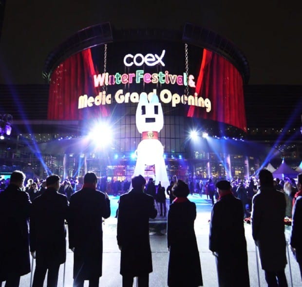 서울 삼성동 코엑스에 코리아네트웍스의 ‘G-스마트글라스’를 설치한 모습.  코리아네트웍스 제공