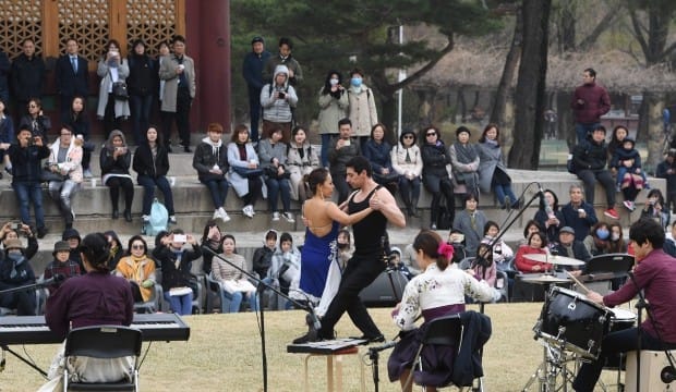 고궁에서 탱고춤을… 덕수궁 정오 음악회