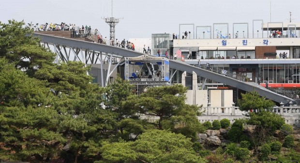 6·25 전쟁에 참전해 전사한 미국군 장병 유족들과 일반 시민들이 남북정상회담을 하루 앞둔 26일 오후 경기 파주시 임진각에서 멀리서 나마 북녘을 바라보기 위해 모여들고 있다. 김범준 기자 bjk07@hankyung.com
