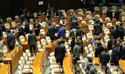 4월 국회 시작부터 개점휴업…여야 '네탓공방' 대치 평행선