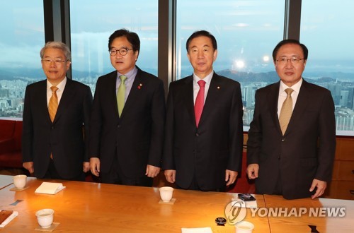 여야 개헌공방 발화…한국, 문 대통령과 직접 협상 요구