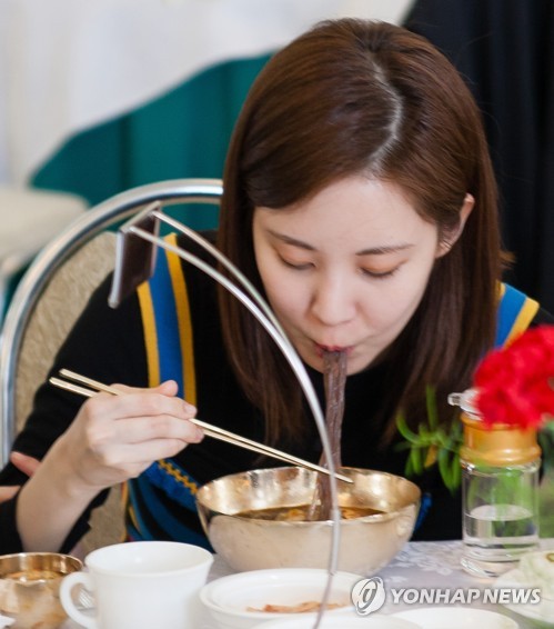 평양냉면에 양념장 들어가네…레드벨벳도 반한 '빨간 맛'