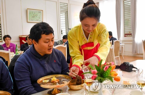 평양냉면에 양념장 들어가네…레드벨벳도 반한 '빨간 맛'