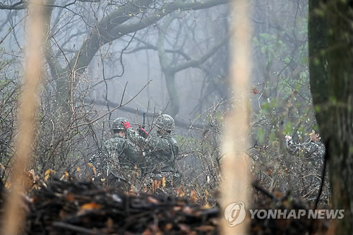 소방당국 "추락 전투기 추정 잔해 발견…조종사 2명 집중 수색"