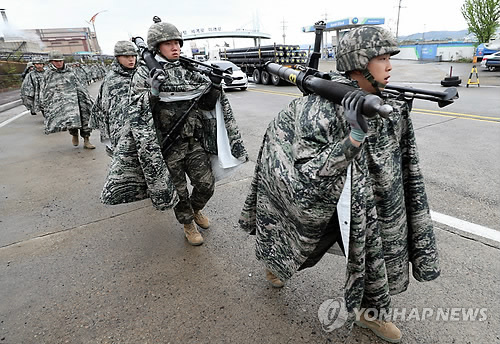 한미 軍, 기상악화로 축소한 상륙훈련…브룩스 사령관 참관