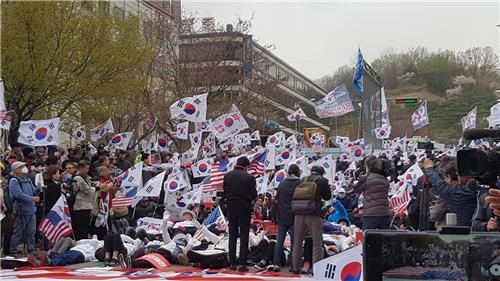 박근혜 '징역 24년'에 법원 앞 지지자들 분노…"법치 사망"