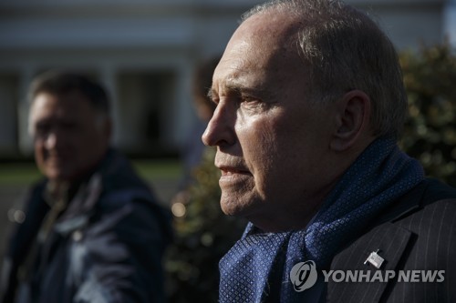 트럼프는 중국 때리고… 커들로는 "무역전쟁 아니다"