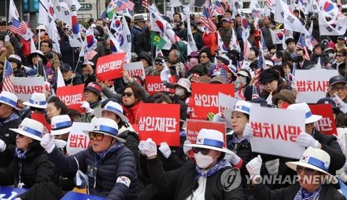 "박근혜 유죄는 '사법살인'"…친박단체 도심서 태극기집회