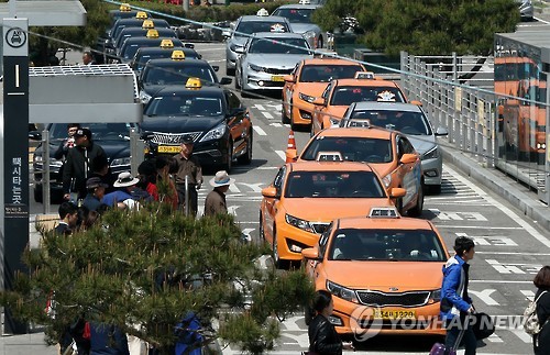 고령 택시기사 '자격검사', 업계반발에 '적성검사'로 대체