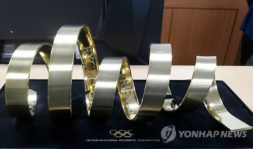 바흐, IOC 트로피·메달 기증… 강릉시, 올림픽기념관 전시