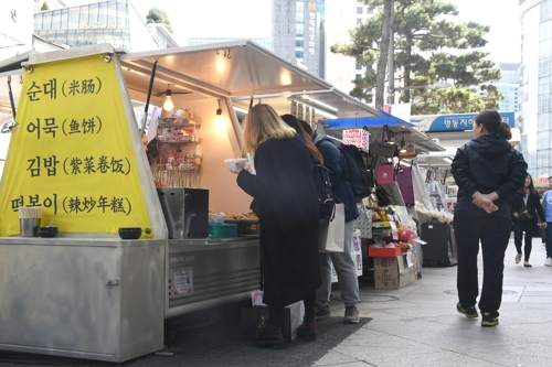 서울 명동 롯데百 앞 노점 실명제 2개월… "노점 면적 40% 감소"