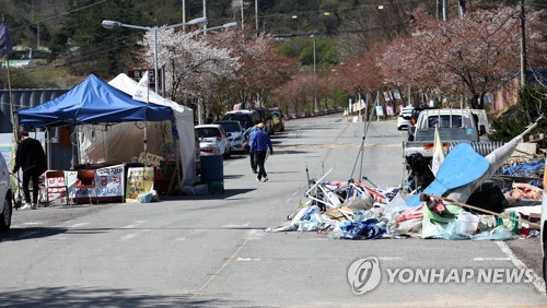 국방부, 사드기지 공사장비 반입 강행키로… 긴장감 다시 고조