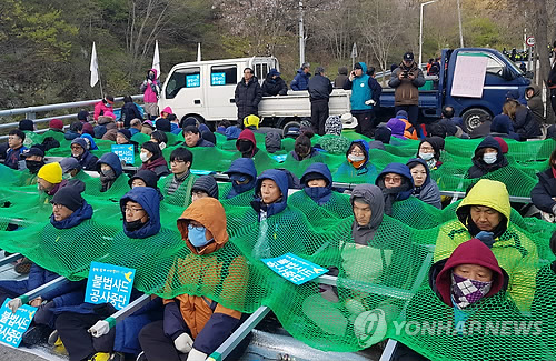 사드 기지에 공사 장비 반입… 경찰·주민 대치 일촉즉발