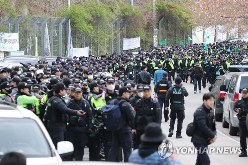 사드 기지에 공사 장비 반입… 경찰·주민 대치 일촉즉발