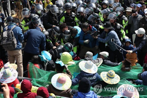 사드기지 장비 반입 반대주민 강제해산… 부상자 속출