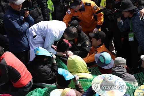 사드기지 장비 반입 반대주민 강제해산… 부상자 속출