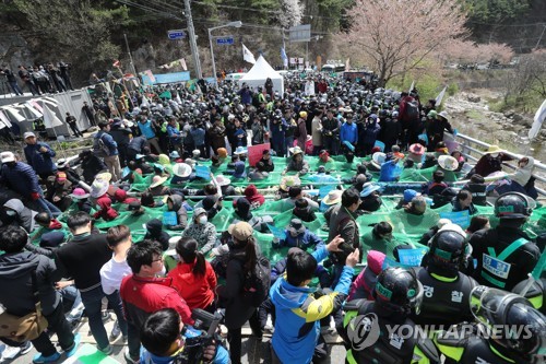 국방부 "사드기지 장병 생활 열악… 공사 더 미루기 어려워"