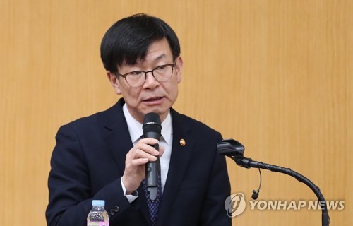 김상조 "낙수효과 작동 안 한다… 기업성과 내도 확산 안 돼"