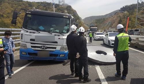 달리던 트레일러에서 철판 롤 8개 떨어져… 인명피해 없어