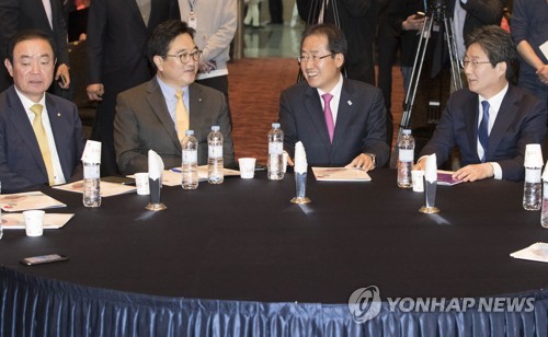 여야, 소상공인 행사서 최저임금 인상 놓고 '신경전'