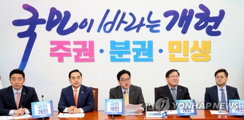 민주 "김기식 사퇴공세는 개헌·추경 무산 정략"… 엄호 계속