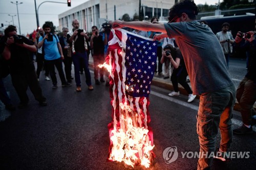 그리스서 시리아공습 반대 시위… 반미 정서 분출