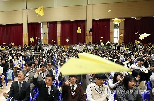 "오빠! 보고싶다. 꿈에라도 나와줘"… 단원고 재학생들 편지