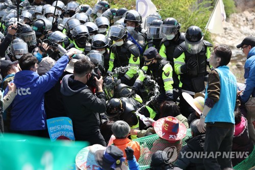 반대단체·국방부 사드기지 공사장비 추가 반입 협상 결렬