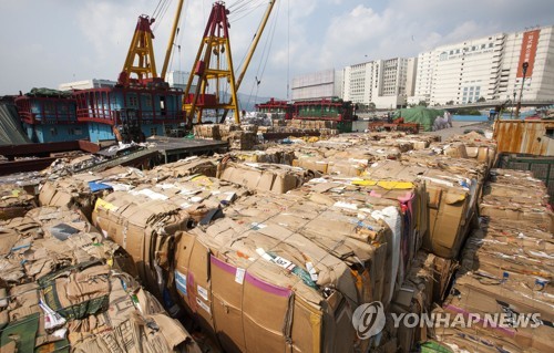 재활용 쓰레기에도 미중 무역전쟁 '불똥'… 중국서 폐지값 40% 폭등